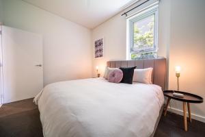 Postel nebo postele na pokoji v ubytování Floral on Frew 2BR Staycation CBD WiFi