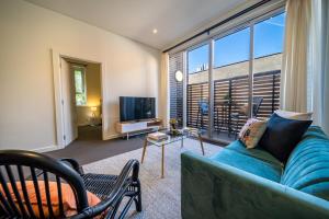 TV a/nebo společenská místnost v ubytování Floral on Frew 2BR Staycation CBD WiFi