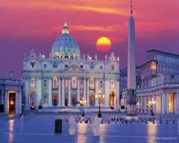 un grande edificio bianco con un tramonto sullo sfondo di Relais della Torre a Roma