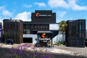 克雷塔罗Comfort Inn Queretaro Tecnologico的正面有标志的建筑物