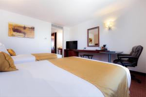 Comfort Inn Queretaro Tecnologico的电视和/或娱乐中心