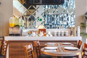 Comfort Inn Queretaro Tecnologico的厨房或小厨房