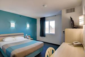 Postel nebo postele na pokoji v ubytování Econo Lodge Menomonie I-94