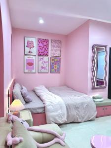 1 dormitorio con 2 camas y pared de color rosa en 602DinhThon, en Hanói
