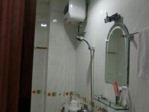 Ένα μπάνιο στο Anh Tuan Guest House