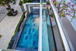 an infinity pool with blue water in a house at Villa Pearl FLCSầm Sơn in Sầm Sơn