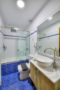 Un baño con lavabo, ducha e inodoro. en Kapa Luxury House, en Krokeaí 10 fotos más