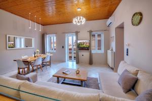 una sala de estar con un sofá y una mesa en Kapa Luxury House, en Krokeaí