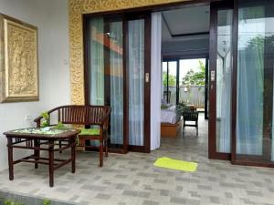 ein Wohnzimmer mit einem Stuhl und einem Tisch in der Unterkunft Villa Rama Penida by ABM in Toyapakeh