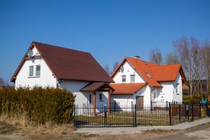 Cozy House 3 Bedrooms & Fireplace, Family with Dogs welcome في Zastań: بيت ابيض بسقف برتقالي