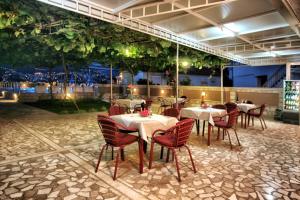 - un restaurant avec des tables et des chaises dans une salle dans l'établissement Apartments Obala - Katić, à Herceg-Novi