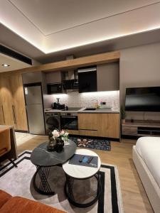 sala de estar con sofá y mesa. en The Diamond In City Luxury Suites By ZENORA Living, en Accra