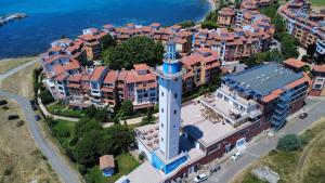 una vista aerea di un edificio con una torre dell'orologio di Ваканционен Апартамент ad Aheloy