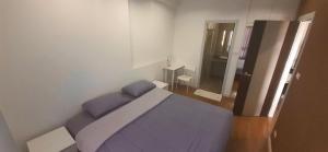 Postel nebo postele na pokoji v ubytování Vee Condo 502