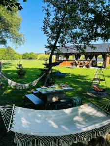 einen Picknicktisch unter einem Baum im Hof in der Unterkunft Honstryk Relax & Fun Apartamenty z balią i przestrzenią dla rodzin in Krempachy