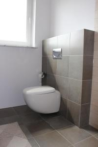 Ustka Apartament Na Wydmie في أوستكا: حمام مع مرحاض ونافذة