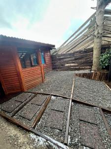 un patio trasero de una casa con un edificio en Cabaña De Montaña Ámber II, en San Carlos de Bariloche 7 fotos más