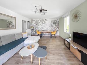 a living room with a couch and a table at T3 Cosy climatisé à Albi avec Terrasse, & Parking in Albi