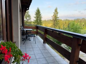 En balkon eller terrasse på Apartament Chowańcówka z widokiem na góry typu studio obok stoków narciarskich i blisko basenów termalnych