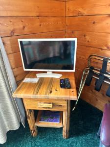 TV a/nebo společenská místnost v ubytování Homer Floatplane Lodge