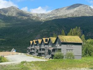 Un resort en las montañas con montañas al fondo en Tinden, en Hemsedal