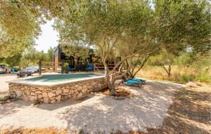 Kolam renang di atau dekat dengan Stunning Home In Tkon +28 gambar