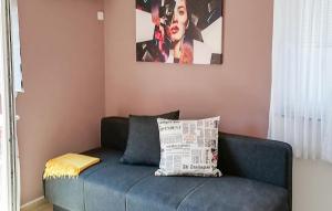 Χώρος καθιστικού στο Beautiful Apartment In Cres With Wifi