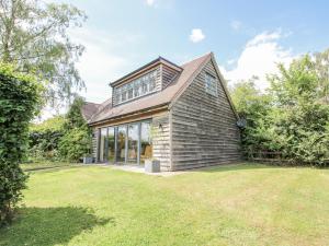 an exterior view of a house with a yard at Garden Cottage in Ledbury
