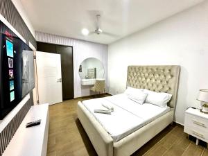 Postel nebo postele na pokoji v ubytování BAOBAB SEAVIEW HOMESTAY AQUA GARDENS NYALi MSA + 10 fotografií