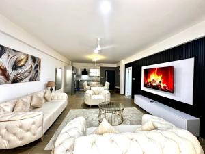 Posezení v ubytování BAOBAB SEAVIEW HOMESTAY AQUA GARDENS NYALi MSA