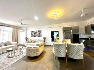 Kuchyň nebo kuchyňský kout v ubytování BAOBAB SEAVIEW HOMESTAY AQUA GARDENS NYALi MSA