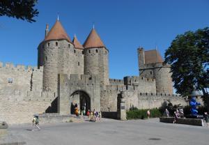 Ein Schloss mit einem Haufen Leute, die davor stehen. in der Unterkunft Chez Jérôme, au pied de la cité médiévale in Carcassonne