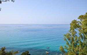 einen Blick auf das Meer von einem Bluff in der Unterkunft Pet Friendly Apartment In Parghelia in Parghelia