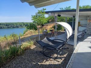 BasarabiDuna Escape的河景门廊上的椅子