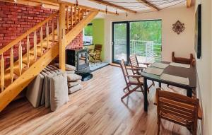 Ruang duduk di Cozy Home In Przechlewo With Wifi