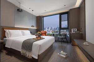 Rúm í herbergi á All-weather Hotel Wutian Old Street Branch