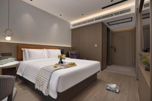 Rúm í herbergi á All-weather Hotel Wutian Old Street Branch