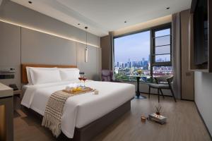 Rúm í herbergi á All-weather Hotel Wutian Old Street Branch +37 myndir