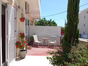 eine Terrasse mit Stühlen und einem Tisch in einem Haus in der Unterkunft Studio Panthi in Paphos City