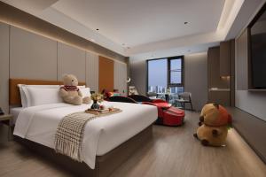 Rúm í herbergi á All-weather Hotel Wutian Old Street Branch