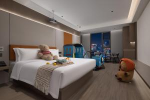 Rúm í herbergi á All-weather Hotel Wutian Old Street Branch