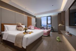 Rúm í herbergi á All-weather Hotel Wutian Old Street Branch