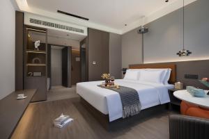 Rúm í herbergi á All-weather Hotel Wutian Old Street Branch