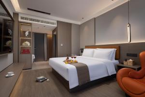 Rúm í herbergi á All-weather Hotel Wutian Old Street Branch