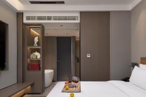 Rúm í herbergi á All-weather Hotel Wutian Old Street Branch
