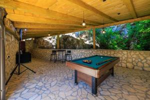 Biliardový stôl v ubytovaní Villa Romantic