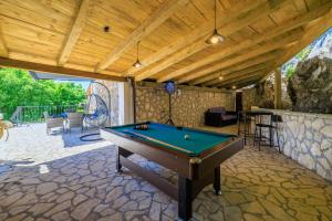Biliardový stôl v ubytovaní Villa Romantic