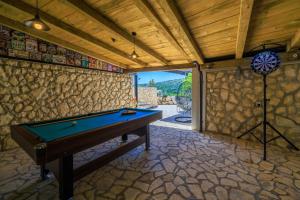 Biliardový stôl v ubytovaní Villa Romantic