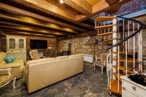 Televízia a/alebo spoločenská miestnosť v ubytovaní Villa Romantic