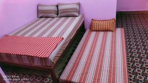 Ένα ή περισσότερα κρεβάτια σε δωμάτιο στο Shree chendur Rooms stay +30 φωτογραφίες